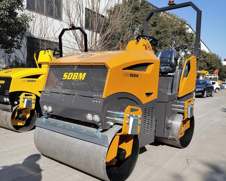 關(guān)于小型座駕壓路機(jī)實(shí)用操作步驟