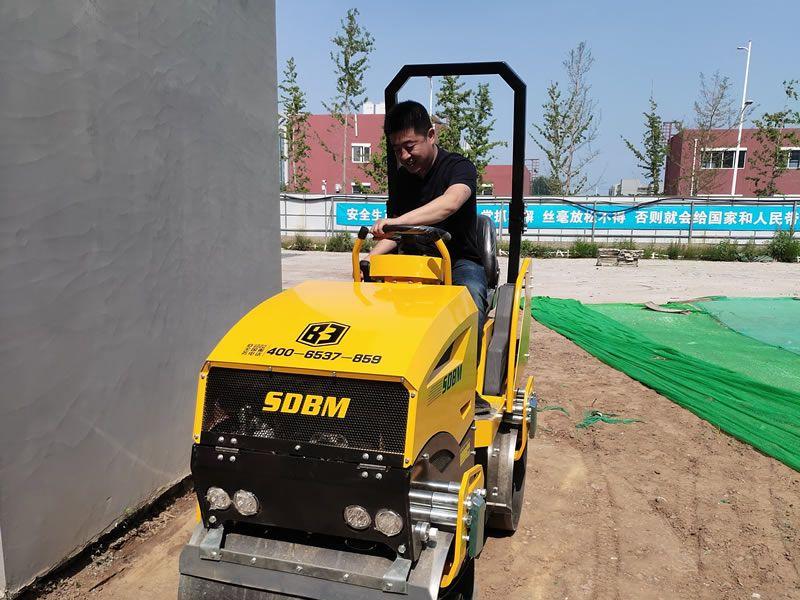 座駕振動壓路機在惡劣環(huán)境下如何工作？