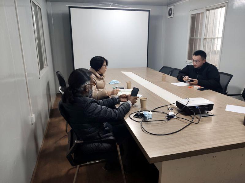 國(guó)外客戶來(lái)我廠考察，試駕奔馬小型壓路機(jī)