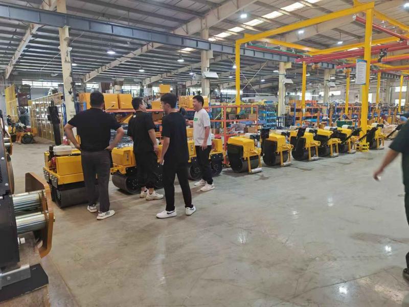 8月17日，國內(nèi)客戶來我廠參觀考察奔馬小型壓路機(jī)