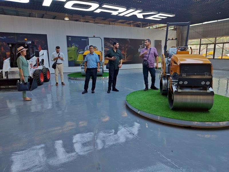 國外客戶來我廠參觀考察小型壓路機(jī)，并達(dá)成合作意向