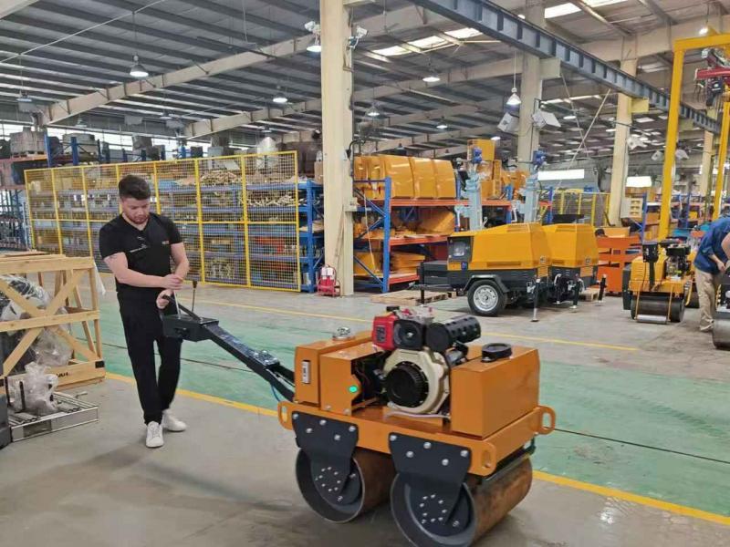 國外客戶來我廠參觀考察小型壓路機、移動照明車等產(chǎn)品