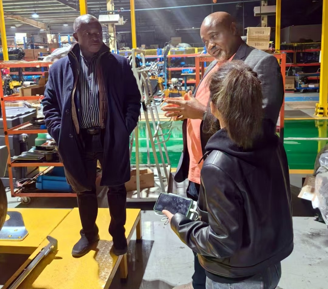 非洲客戶(hù)來(lái)廠(chǎng)參觀(guān)考察小型壓路機(jī)等工程機(jī)械產(chǎn)品