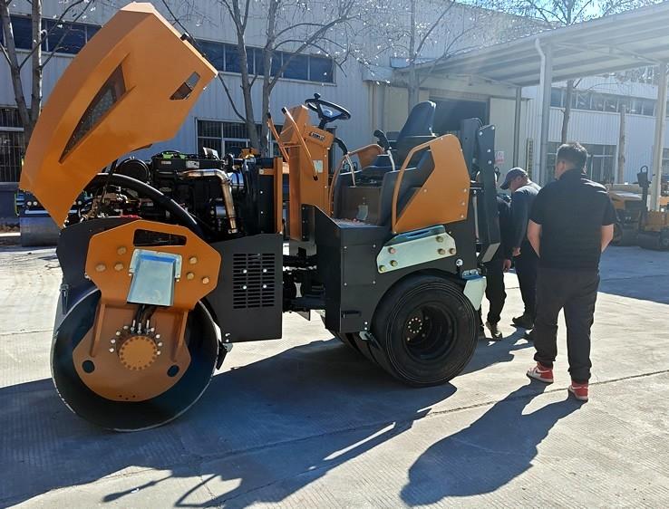 3月18日，哈薩克斯坦客戶來廠體驗考察5噸膠輪壓路機