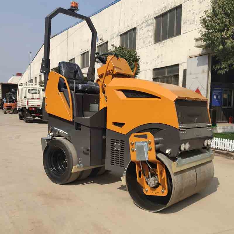 新款2.5噸前鋼后膠座駕式壓路機(jī)BM2500D